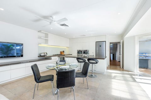 Kensington Self-Contained Modern House (89BROM) - Sydney 4u 5