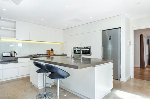 Kensington Self-Contained Modern House (89BROM) - Sydney 4u 18