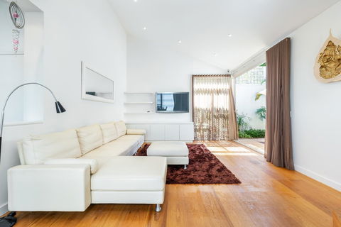 Kensington Self-Contained Modern House (89BROM) - Sydney 4u 15