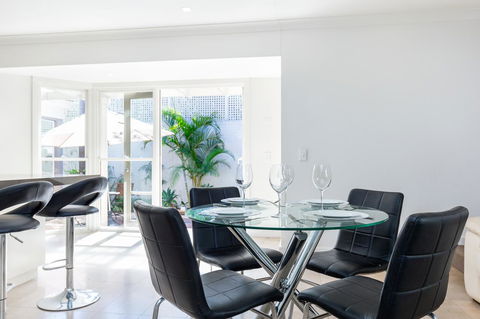 Kensington Self-Contained Modern House (89BROM) - Sydney 4u 8