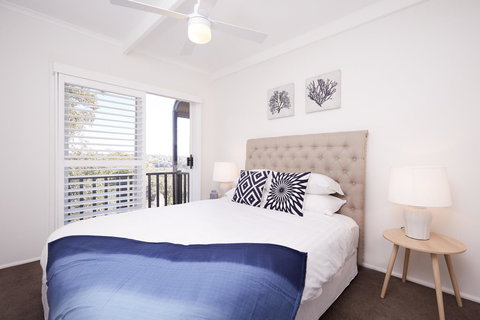 Bright And Spacious Family Home With Leafy Deck - Accommodation Sydney 4