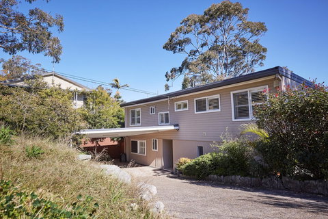 Bright And Spacious Family Home With Leafy Deck - Accommodation Sydney 32