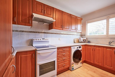 Bright And Spacious Family Home With Leafy Deck - Accommodation Sydney 17