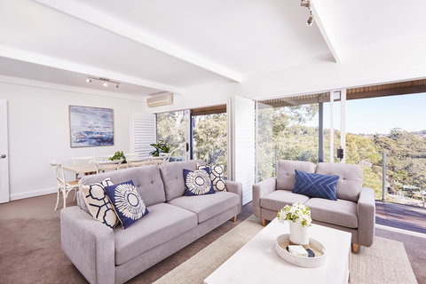 Bright And Spacious Family Home With Leafy Deck - Accommodation Sydney 0