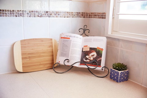 Bright And Spacious Family Home With Leafy Deck - Accommodation Sydney 20