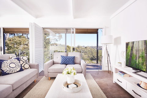 Bright And Spacious Family Home With Leafy Deck - Accommodation Sydney 14