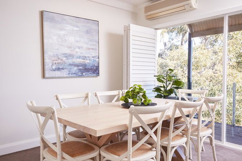 Bright And Spacious Family Home With Leafy Deck - Accommodation Sydney 22