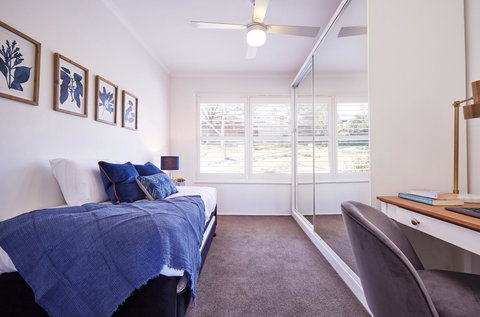 Bright And Spacious Family Home With Leafy Deck - Accommodation Sydney 28