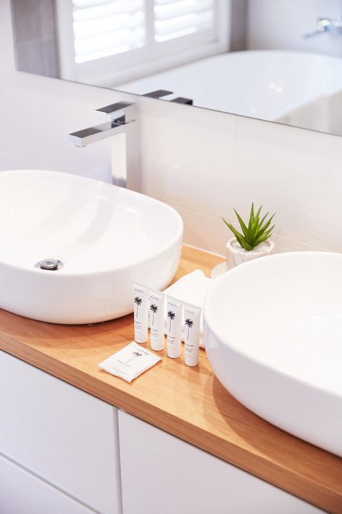 Bright And Spacious Family Home With Leafy Deck - Accommodation Sydney 10