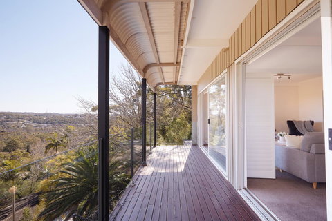 Bright And Spacious Family Home With Leafy Deck - Accommodation Sydney 23