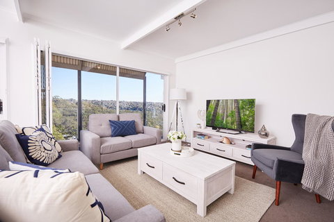 Bright And Spacious Family Home With Leafy Deck - Accommodation Sydney 3