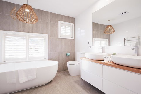 Bright And Spacious Family Home With Leafy Deck - Accommodation Sydney 8