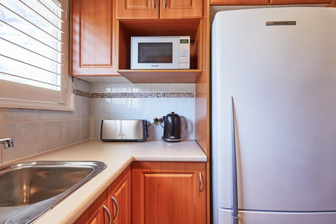 Bright And Spacious Family Home With Leafy Deck - Accommodation Sydney 19