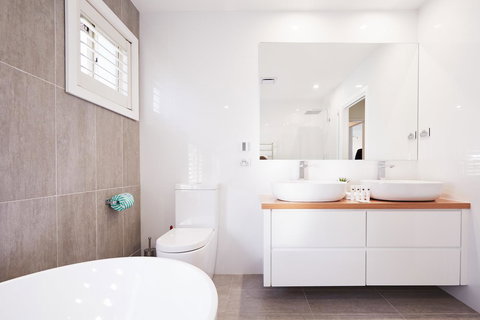 Bright And Spacious Family Home With Leafy Deck - Accommodation Sydney 11