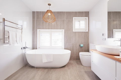 Bright And Spacious Family Home With Leafy Deck - Accommodation Sydney 2