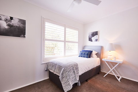Bright And Spacious Family Home With Leafy Deck - Accommodation Sydney 24