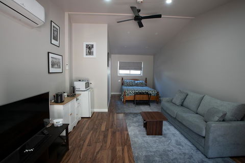 Pound Creek Gallery - Sydney 4u 5