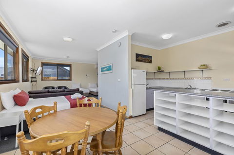 Coastal Bay Motel - Accommodation Sydney 9