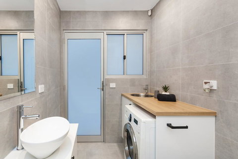 Modern Guest House - Accommodation Sydney 9