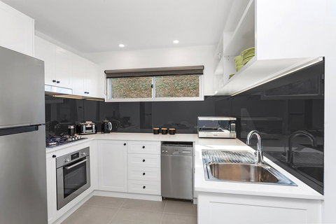 Modern Guest House - Accommodation Sydney 10