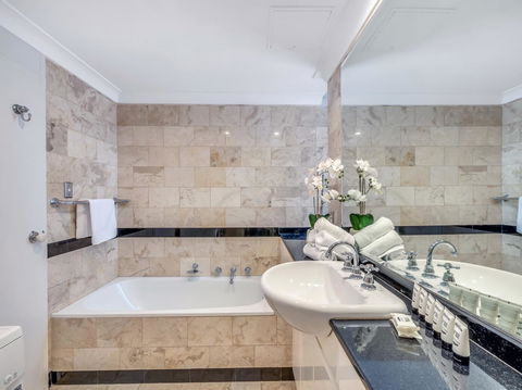 Panoramic Harbour Views And Unbeatable Comfort - Sydney 4u 4