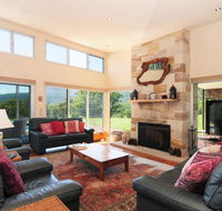Bottlebrush Lodge - Great views and a pool - Sydney 4u