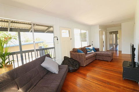 Bungo Beach House - Pet Friendly Home - Sydney 4u 3
