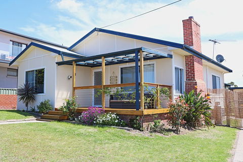 Bungo Beach House - Pet Friendly Home - Sydney 4u 0