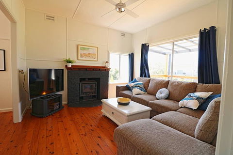 Bungo Beach House - Pet Friendly Home - Sydney 4u 2