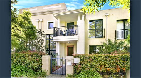 Campbelltown Most Sought After Park Central Home - Sydney 4u 0