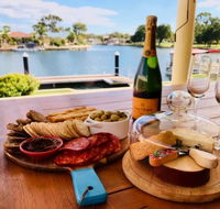 Canal Elegance In Yunderup - Sydney 4u