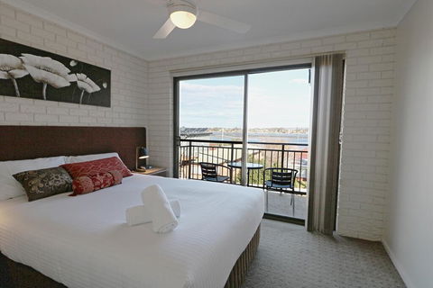 Capri Apartments - Sydney 4u 2