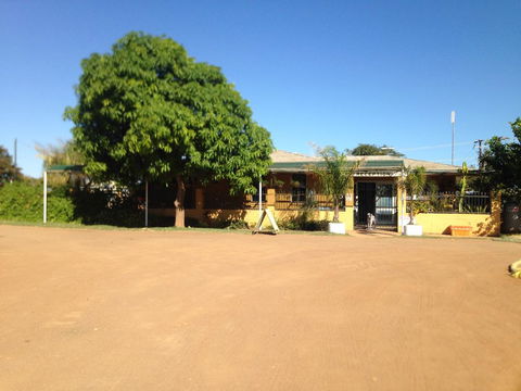 Carnarvon Caravan Park - Sydney 4u 1