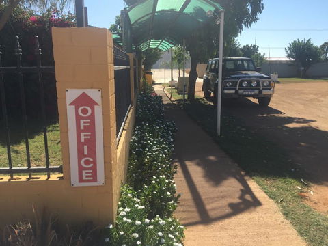 Carnarvon Caravan Park - Sydney 4u 3