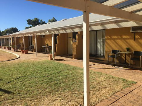 Carnarvon Caravan Park - Sydney 4u 0