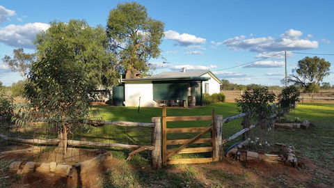 Charleville Bush Cottage - Sydney 4u 0