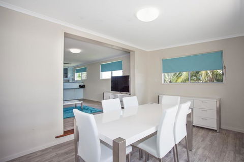 City Beach Holiday House - Sydney 4u 1