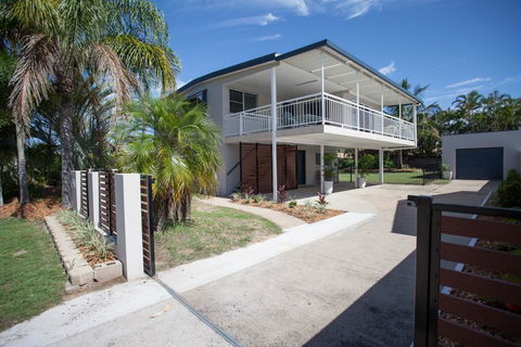 City Beach Holiday House - Sydney 4u 0