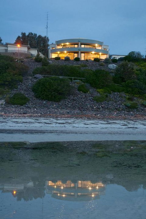 Cliff House Beachfront Villas - Sydney 4u 3