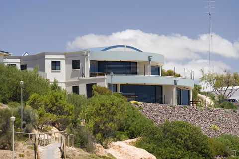 Cliff House Beachfront Villas - Sydney 4u 2