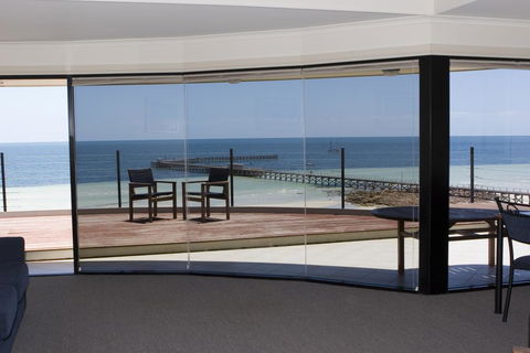 Cliff House Beachfront Villas - Sydney 4u 1