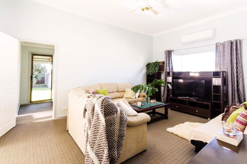 Coal D' Vine Cottage - Cessnock NSW - Sydney 4u 3