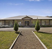 Collins Retreat - 4 Bedroom home with Pool - Sydney 4u