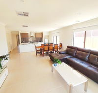 Comfortable 5BR House 6mins to Werribee Station.Great Ocean Road tourist stopover - Accommodation Sydney