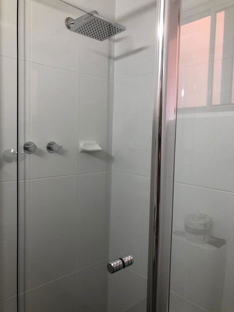 Commodore Motor Inn - Sydney 4u 1