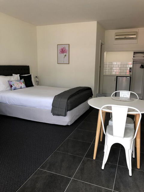 Commodore Motor Inn - Sydney 4u 3