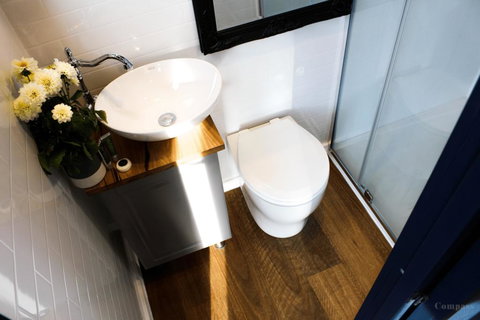 Compass Hut - Sydney Resort 3