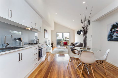 Complete Host Richmond Townhouse Collection - Sydney 4u 0