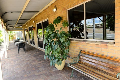 Country Comfort Gin Gin Wild Scotsman Motor Inn - Sydney 4u 3