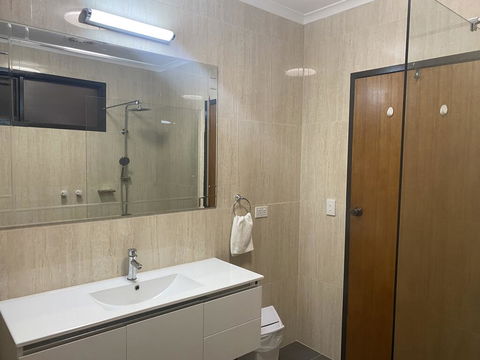 Country Plaza Halls Gap - Sydney 4u 1